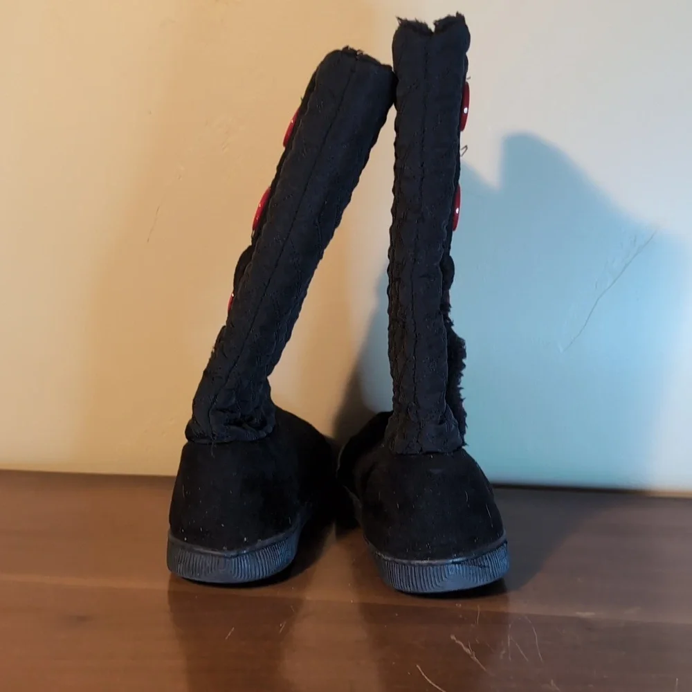 WI BADGERS Black Quilted Boots with Red Buttons